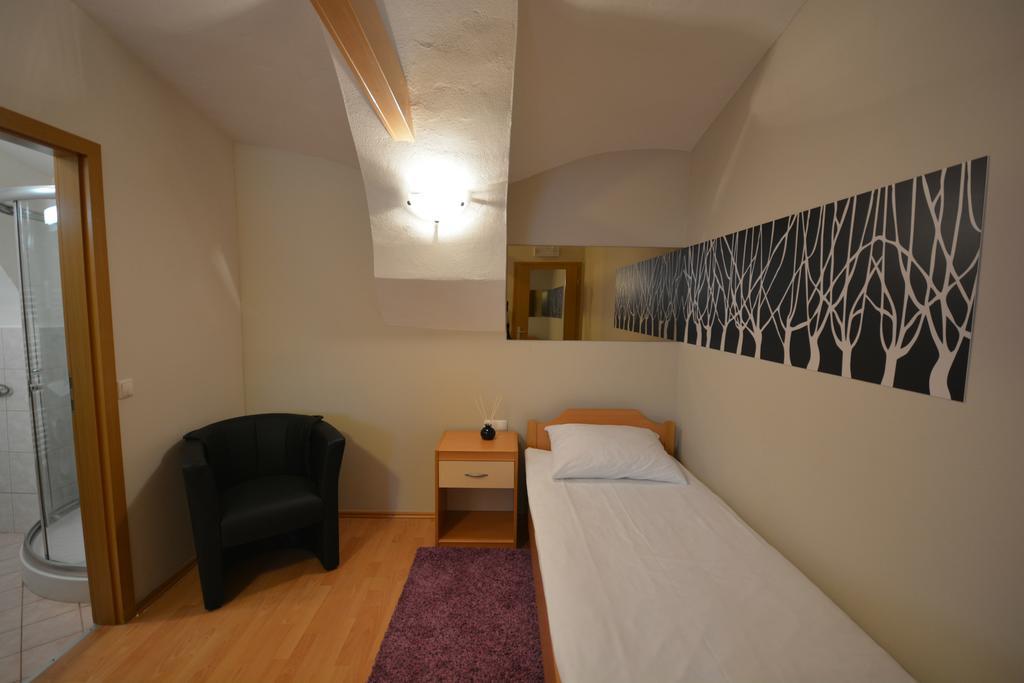 Rooms & Apartments Kepic, Airport Accomodation Cerklje na Gorenjskem Rum bild